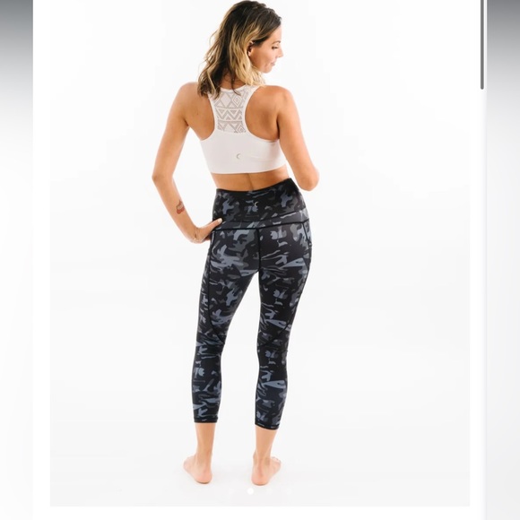 Zyia Light n Tight Pocket High Rise Capri 20” in Cobra Metallic - Picture 10 of 13